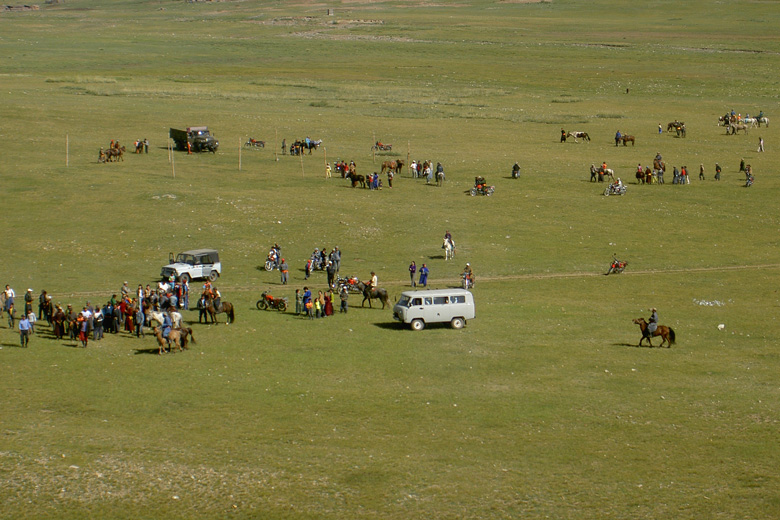 Kleines Naadam bei Tumurbulag<br>aus Anlass des 70. Gründungstages des örtlichen Krankenhauses 