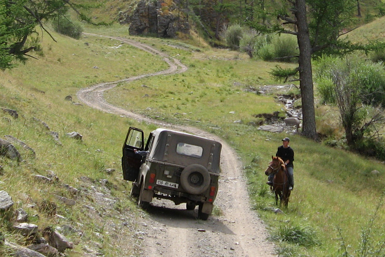 Asking about the condition of the road ahead<br/>at the Zagzuu gol, south of Bürentogtoh 