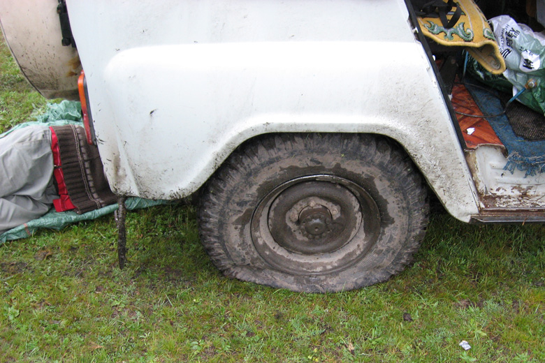 Flat tyre<br/>south of Ulaan-Uul