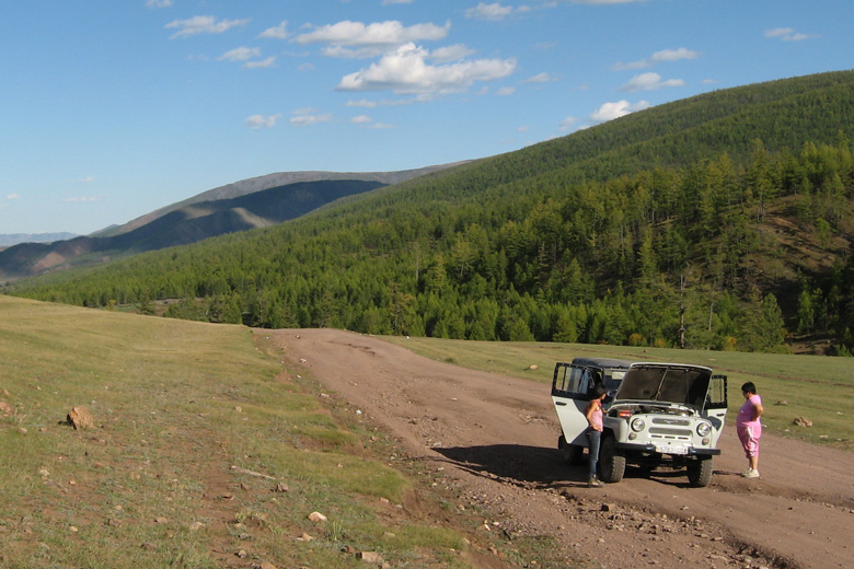 Short break due to blocked fuel tube<br/>on the ascent to Tsagaanburgasny davaa, south of Mörön 