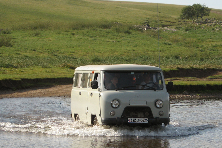 Crossing the Hanuin gol<br/>between Hairhan and Rashaant 