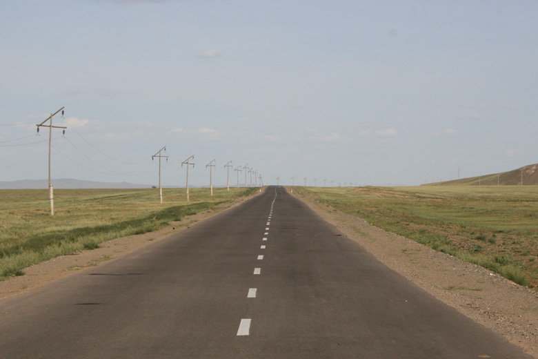 Ein asphaltiertes Teilstück der Straße von Tsetserleg nach Harhorin