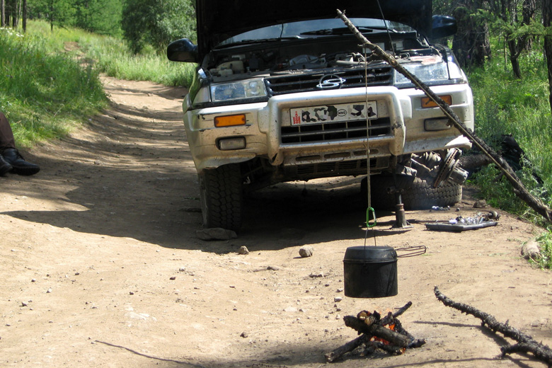 Pause due to broken suspension<br/>at Tariatyn davaa, between Rashaant and the Selenge river