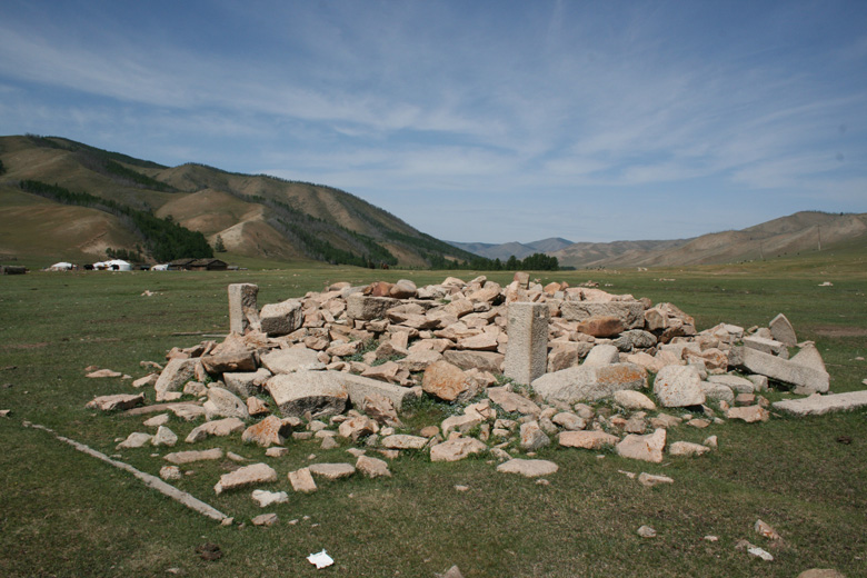 Remains of Aryn hüree (founded in 1880, destroyed in the late 1930s), south of Jargalant 