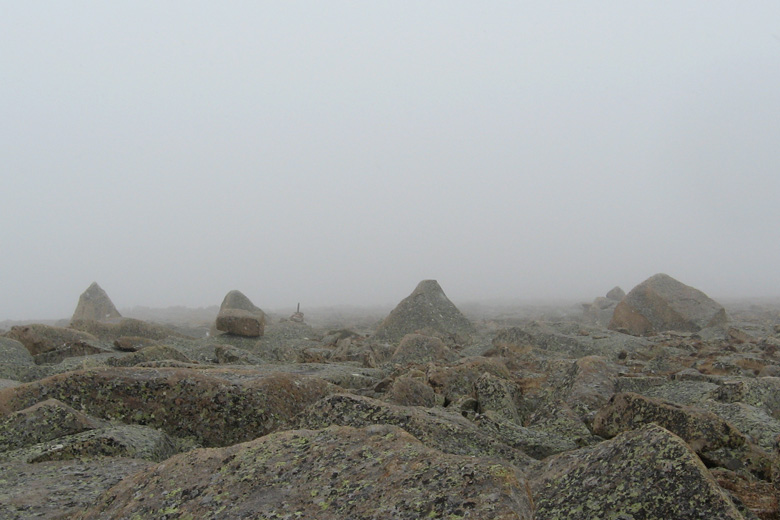 On the summit of Ih uul: These four stones supposedly look similar to the four most famous mountains of Hövsgöl: Delgerhaan is the left one, Uran dösh uul is the second from the right. 